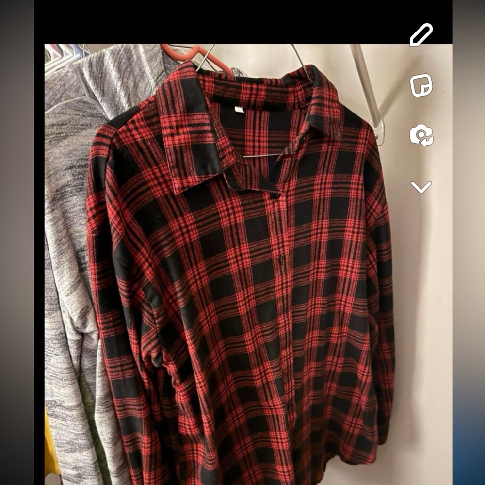 Mainly small sweaters and flannels - Picture 3 of 9